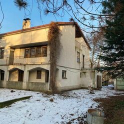TOMÁŠOV - Viacgeneračný rodinný dom s rozsiahlym pozemkom: 1698m2