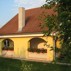 Rekreačná chata s veľkým pozemkom pri Dunaji, Radvaň nad Dunajom