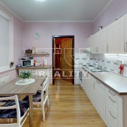 ZNÍŽENÁ CENA...Na predaj 3-izbový byt s balkónom 74 m2 v obci Bošany