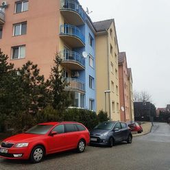 Priestranný, pekný 3i byt v Prievoze medzi RD, novší dom (cena je vrátane energií)