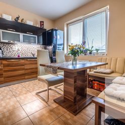 Priestranný 1 izbový byt s veľkou samostatnou kuchyňou v obľúbenej a tichej lokalite Bratislava – De