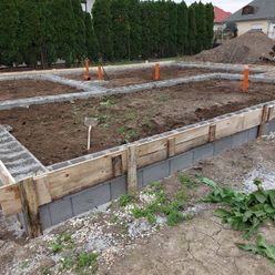 Pozemok s projektom a betonovými základmi na stavbu domu.