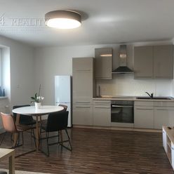 Na prenájom: zrekonštruovaný 3 izbový byt s kuchynským kútom, 68 m2, lodžia, Trenčín / Inovecká ul.