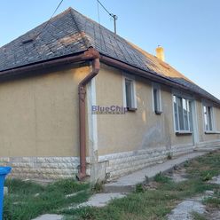 Predám trojizbový dom v pôvodnom stave v obci Veľké Kosihy.
