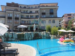 Veľký 2-izbový apartmán 83m2, 4* komplex Vineyards SPA Resort ****, Aheloy, 2 km od mora, Bulharsko