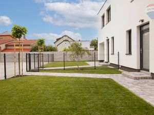 ‼️SKVELÁ PONUKA‼️Na predaj novostavba 4 izbového bytu s vlastnou záhradou a parkingom vo Vrakuni