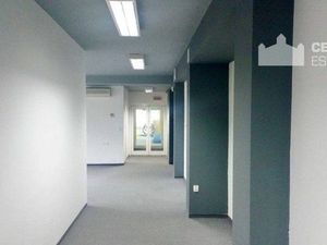 Reprezentatívny klimatizovaný kancelársky priestor s parkovaním na prenájom v Ružinove