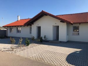 Apartim sro predá kvalitný tehlový rodinný dom v dvojdome v Miloslavove v novozastavanej časti.