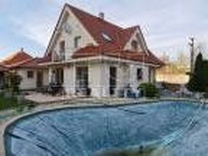 ZNÍŽENÁ CENA...Na predaj krásny 5-izbový rodinný dom s jazierkom, pozemok 665 m2 v meste Topoľčany