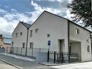 Ponúkame na prenájom NOVOSTAVBU 3 izbového bytu v rodinnom dome s parkovacím miestom v Ivanke pri Du
