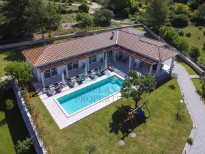 Nádherná rodinná vila so 4 spálňami, pozemkom až 1.752 m², bazénom, 7km od mora, Šibenik, Chorvátsko