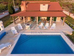 Rodinná vila s bazénom a veľkým pozemkom, 3x spálňa, 6km od mora, Kaštela, Chorvátsko