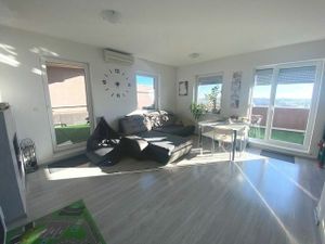 Slnečný, priestranný 2 izbový byt s veľkou terasou, parkovacie miesto, krb, klimatizácia a zariadeni