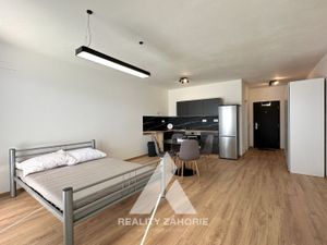 Posledný voľný a kompletne zariadený 1 izbový byt s predzáhradkou v projekte Záruby