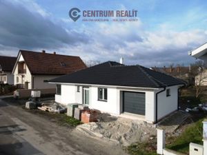 KRB V CENE: Veľký nový bungalov pri Dunajskej Strede so vstavanou garážou a krytou terasou