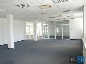 260 m2 – 360 m2 – moderné administratívne priestory so sklenenými priečkami