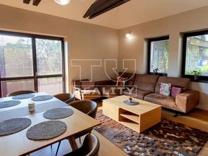 EXKLUZÍVNE - predaj štýlového rodinného domu na pozemku o rozlohe 835 m2 v krásnej obci Jasenie.