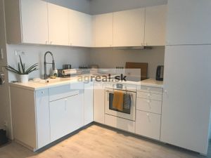Predaj, slnečný a kompletne vybavený 2- izb. byt s priestrannou loggiou v novostavbe Nový Ružinov- b