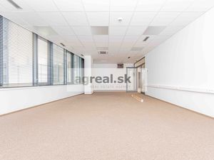 Kancelárske priestory 64 m² v novostavbe na Nám. 1 mája, vlastné WC, kuchynka, parking, klimatizácia