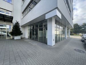 Prenájom obchodného priestoru 309m² na ulici Galvaniho v meste Bratislava