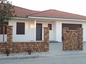 Štvorizbová novostavba  bungalovu – pravá časť dvojdomu v prevedení holodom v lokalite Biely Kostol