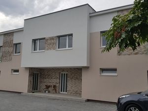 Radové rodinné domy v Podunajských Biskupiciach, Dvojkrížna