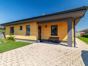 Samostatne stojaci 4. izbový rodinný dom - bungalov v kľudnej lokalite v obci Hviezdoslavov