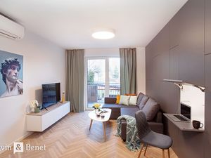 Arvin & Benet ponúka na prenájom nádherný 2i štýlovo zariadený byt v novostavbe v Pezinku.  Ako jede