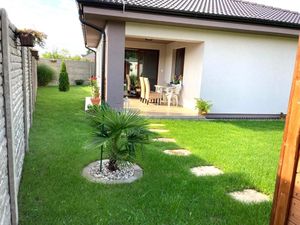 Kompletne zariadený rodinný domček so záhradným domčekom a krásnou záhradkou  v Malackách .