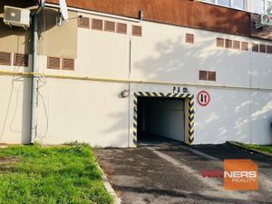 Predaj garáže s garážovou bránou v parkovacom dome na Majerníkovej ulici, Bratislava-Karlova Ves