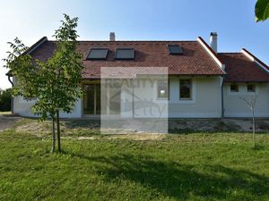 3 - 4 izbový nový rodinný dom na samote, s lesom pri ramene Dunaja, pozemok 7800 m2 - časť obce Duna