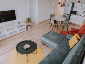 NA PREDAJ: Veľký, nový, krásne a  kompletne zariadený 2 izbový byt s novostavbe Titusa Zemana