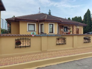 DIAMOND HOME s.r.o. Vám ponúka na predaj pekný 4izbový rodinný dom s bazénom v obci Michal na Ostrov