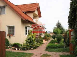 Ponúkame na prenájom nadštandardný rodinný dom s bazénom v tichej lokalite v Jarovciach na Kožušníck