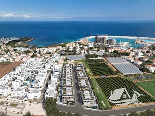 Luxusní investiční vila s bazénem, garantovaný výnos 5%  u Mariny na Kypru