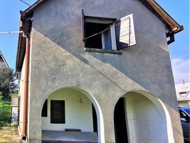 IBA U NÁS - Na predaj poschodová murovaná chata v obci Modrany