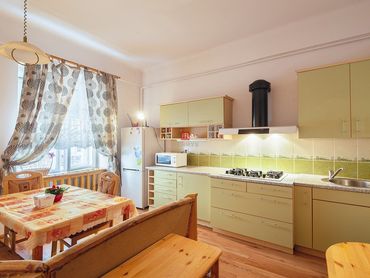 HERRYS - Na predaj pekný 2 izbový byt s vysokými stropmi v tehlovom bytovom dome so zeleným dvorom