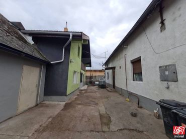 Dva dvojposchodové rodinné domy na spoločnom pozemku s dvojmiestnou garážou