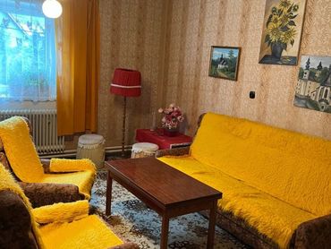 PREDAJ  - jedinečná ponuka 4 izbový byt so záhradkou a garážou v obci Vyhne.