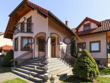 *EXKLUZÍVNE* Veľkorysý 7 izbový rodinný dom vo Vysokej pri Morave s krytým bazénom