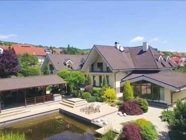 Na predaj krásny rodinný dom v Limbachu na rozsiahlom pozemku s vlastným jazerom, tenisovým kurtom a