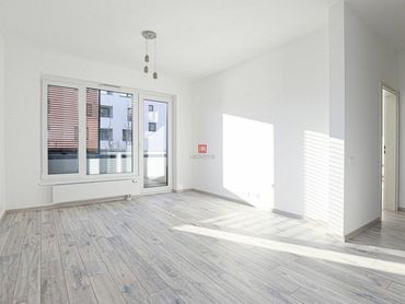 HERRYS - Na prenájom slnečný nezariadený 2 izbový byt s veľkou loggiou a vonkajším parkovacím státím