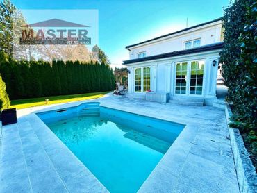 NOVÁ CENA...!!Exkluzívne na predaj luxusný rodinný dom s bazénom neďaleko centra mesta Bánovce n/B