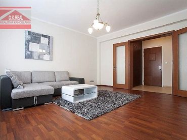 Ponúkame na prenájom luxusný 2,5-izbový zariadený byt na Gorkého ulici v centre Bratislavy, od 1.7.2