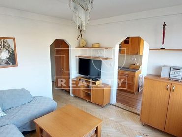 Predaj 2,5 izbového bytu s krásnym výhľadom na centrum Banskej Bystrice, 65,27 m2