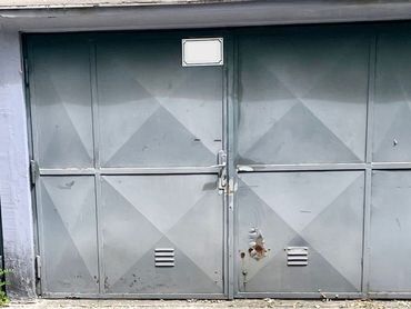 Na predaj garáž 20m2, dvojkrídlová brána, osvetlenie, el.  zásuvka, BA - Nové Mesto