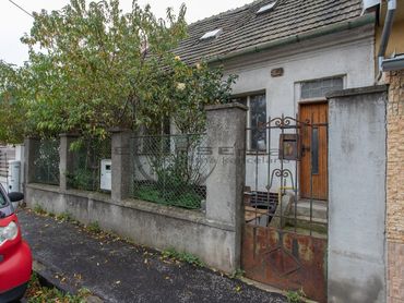 NA PREDAJ rodinný dom v pôvodnom stave v Bratislave v Ružinove