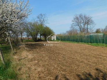 Ponúkame Vám na predaj stavebný pozemok  -záhradu  1067 m2  v centre  obci Bardoňovo len 9 km od Pod