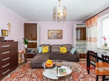 Rezervované- Exkluzívne Vám ponúkame na predaj 2 izbový byt v pôvodnom stave na Śkolskej ulici vo Vr