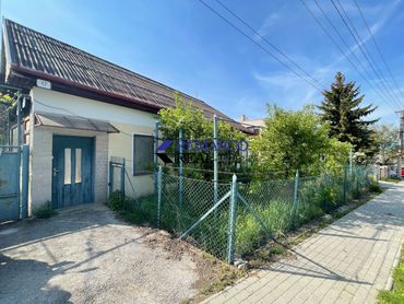 Rodinný dom s  20 árovým veľkým pozemkom, Radošina- Bzince, možnosť výstavby rodinných domov.